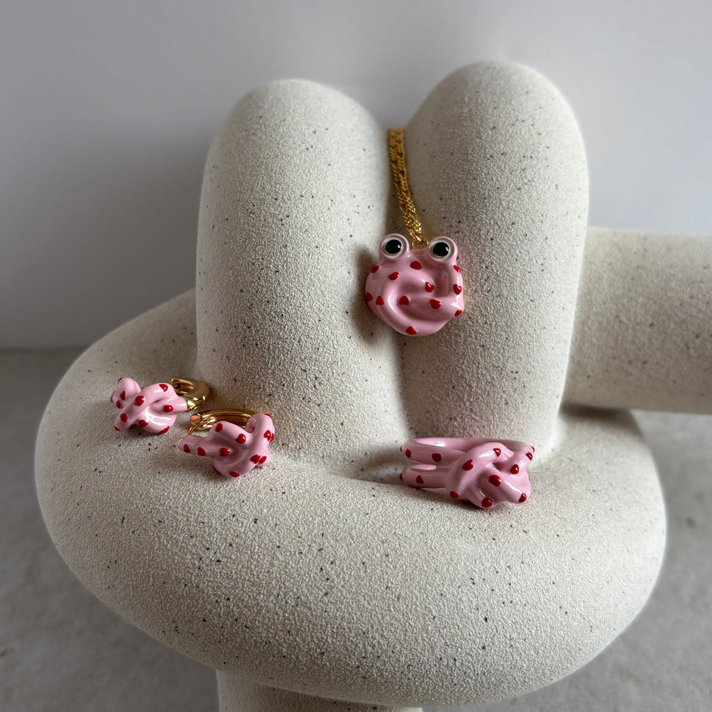 The Confused Heart Full Set: Knotty Ring, Mini Knot Hoops e ciondolo Confused Frog rosa con cuori rossi – Bisou