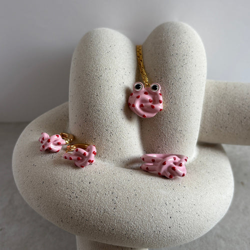 The Confused Heart Full Set: Knotty Ring, Mini Knot Hoops e ciondolo Confused Frog rosa con cuori rossi – Bisou